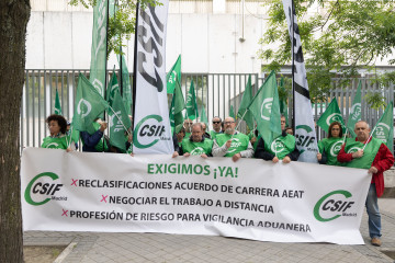 El delgado del CSIF en la agencia tributaria, Ángel Muñoz, durante una concentración frente a la Delegación Especial de la Agencia Estatal de la Administración Tributaria (AEAT), a 13 de mayo de 