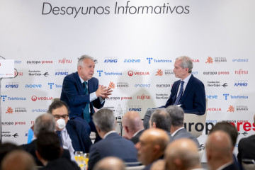 El ministro de Política Territorial y Memoria Democrática, Ángel Víctor Torres, y el director de Europa Press, Javier García Vila, durante un Desayuno Informativo de Europa Press.