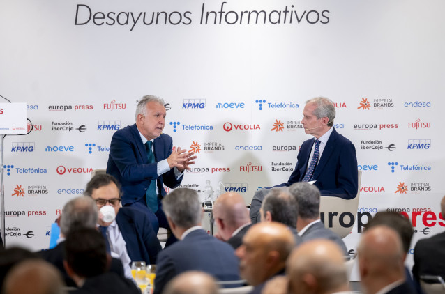 El ministro de Política Territorial y Memoria Democrática, Ángel Víctor Torres, y el director de Europa Press, Javier García Vila, durante un Desayuno Informativo de Europa Press.