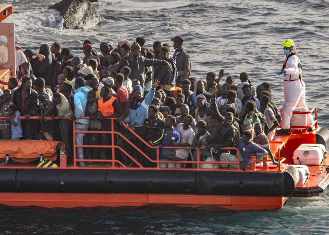 Archivo - Una lancha de Salvamento Marítimo tras el rescate de un cayuco a su llegada al Puerto de la Restinga, a 30 de noviembre de 2024, en El Hierro, Santa Cruz de Tenerife, Tenerife, Canarias (España). En el rescate que ha necesitado la intervención d