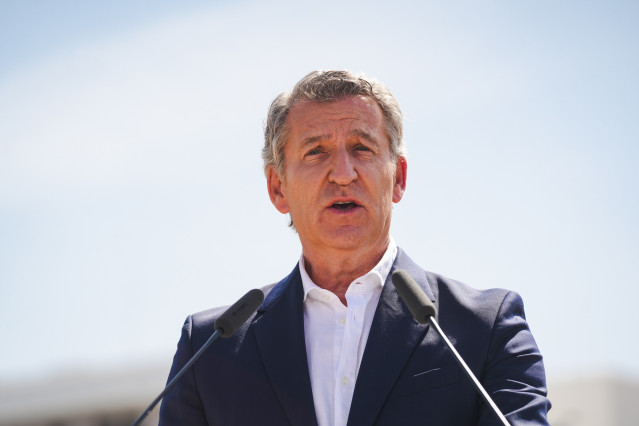El presidente del PP, Alberto Núñez Feijóo, atiende a los medios tras visitar unas viviendas de promoción oficial en Sevilla. A 26 de mayo de 2026 en Sevilla (Andalucía, España).