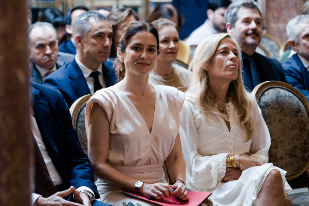 La presidenta de la Comunidad de Madrid, Isabel Díaz Ayuso (i), y la consejera de Economía, Hacienda y Empleo de la Comunidad de Madrid, Rocío Albert (d), durante el foro autonómico ‘La España vertebrada’, en el Hotel Wellington, a 28 de mayo de 2026, en