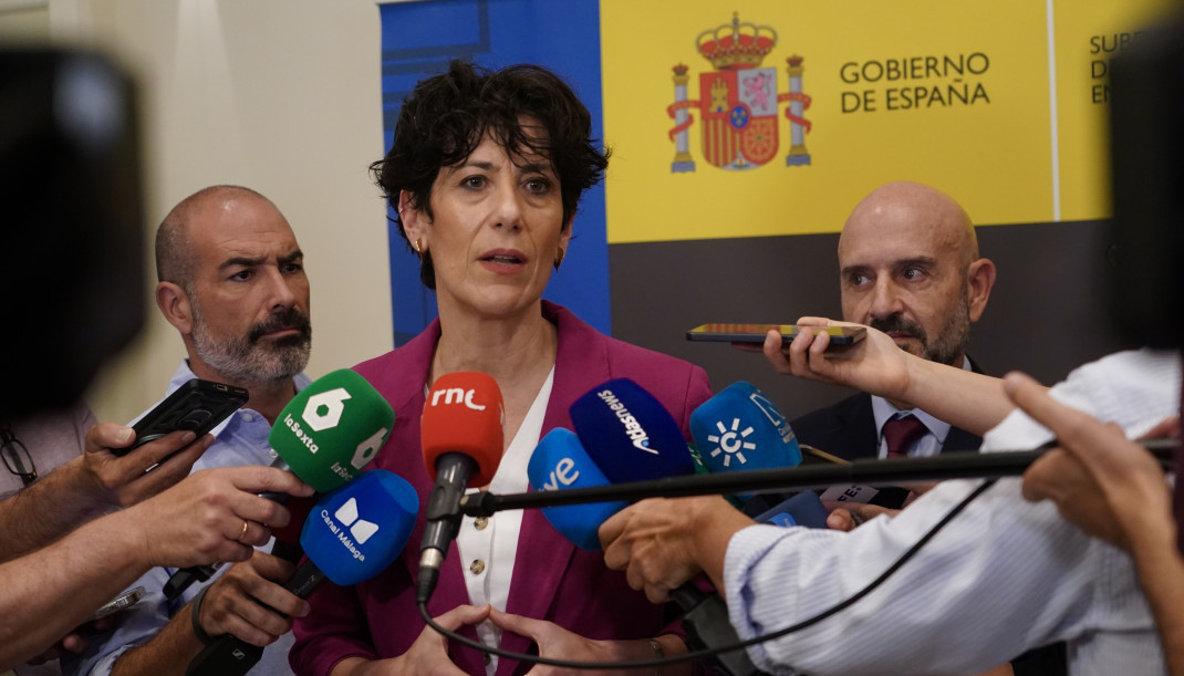 La ministra de Inclusión, Seguridad Social y Migraciones, Elma Saiz, atiende a los medios en Málaga.