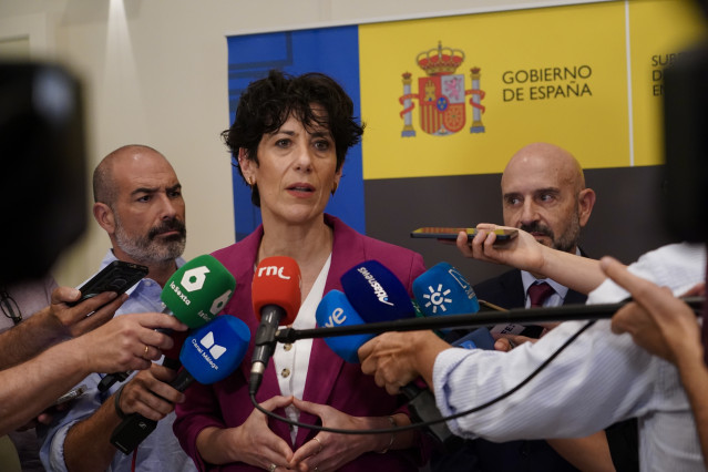 La ministra de Inclusión, Seguridad Social y Migraciones, Elma Saiz, atiende a los medios en Málaga.