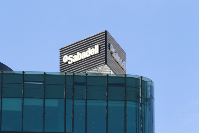 Archivo - BME admite a cotización un programa repatriado de bonos y obligaciones de Banco Sabadell por 20.000 millones de euros.