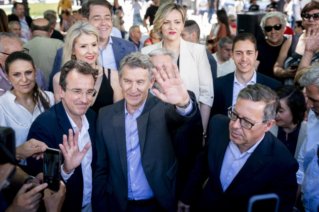 (I-D) El alcalde de Leganés, Miguel Ángel Recuenco; el presidente del PP, Alberto Núñez Feijóo, y el Secretario General del PP de Madrid, Alfonso Serrano, durante un encuentro del PP, a 28 de mayo de 2026, en Leganés, Madrid (España).