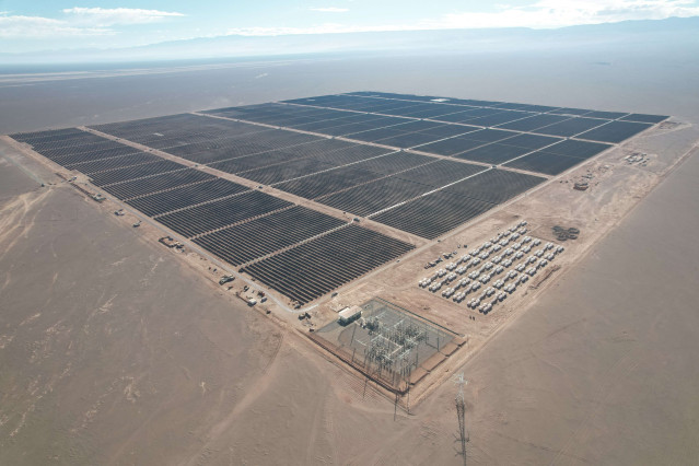 Proyecto Aurora, planta híbrida ubicada en Chile de energía solar y BESS (Battery Energy Storage System).