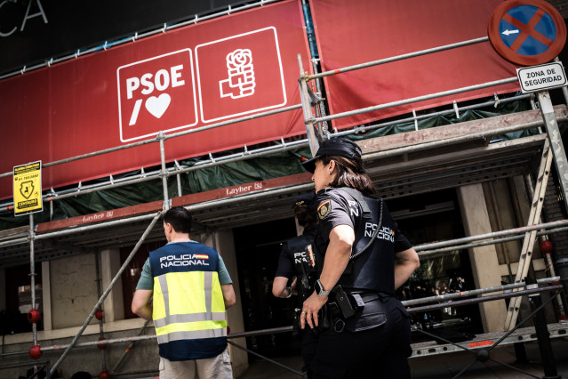 Agentes de la Policía Nacional en la sede nacional del PSOE en Ferraz, a 27 de mayo de 2026, en Madrid (España).