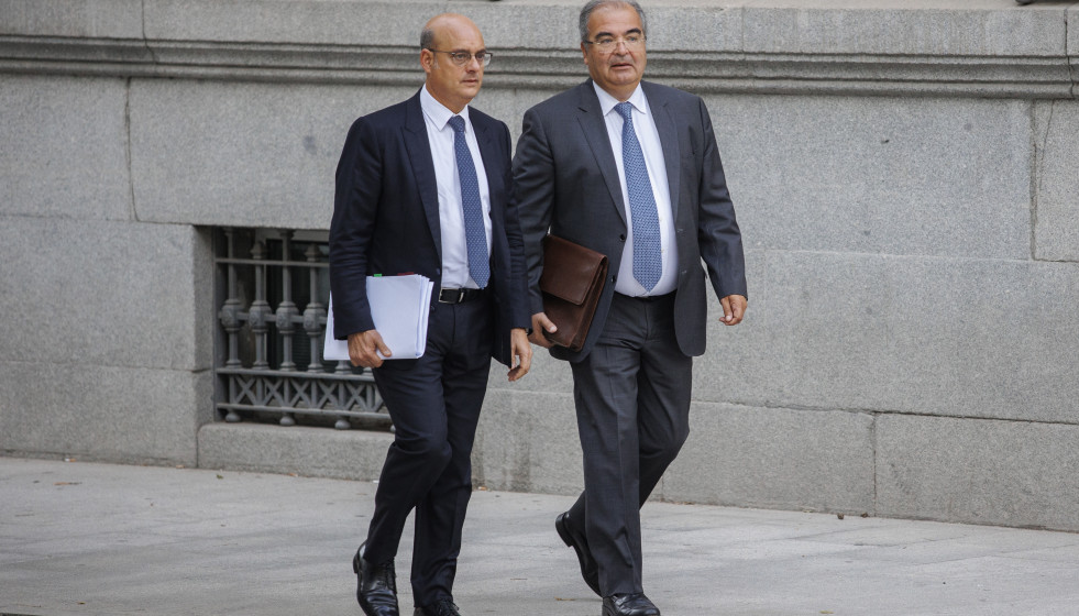 Archivo - El expresidente del Banco Popular Ángel Ron (d) y su abogado José Antonio Choclán (i) a su llegada a un juicio en la sede de la Audiencia Nacional, a 19 de octubre de 2022, en Madrid (Esp