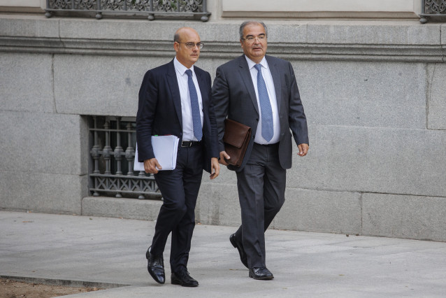 Archivo - El expresidente del Banco Popular Ángel Ron (d) y su abogado José Antonio Choclán (i) a su llegada a un juicio en la sede de la Audiencia Nacional, a 19 de octubre de 2022, en Madrid (España).