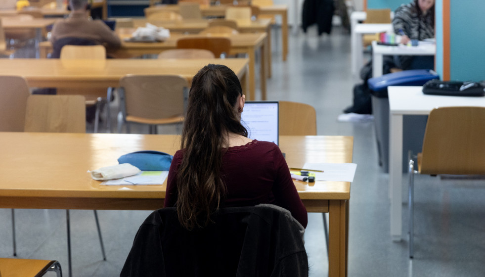 Archivo - Público trabajando en una sala de lectura de una biblioteca pública, a 7 de enero de 2026, en Madrid (España).