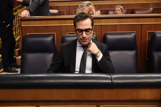 El vicepresidente primero del Gobierno y ministro de Economía, Carlos Cuerpo, a su llegada a una sesión plenaria en el Congreso de los Diputados, a 27 de mayo de 2026, en Madrid (España).