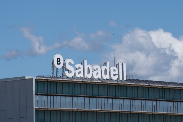 Archivo - Exterior de la sede de Banco Sabadell, a 17 de abril de 2025, en Barcelona, Cataluña (España).