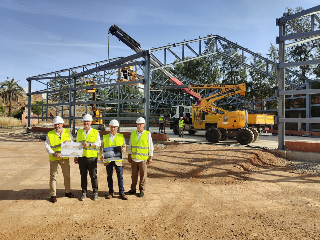 El concejal de Patrimonio, Tirso Leal, visita las obras de la Neocueva de Maltravieso.