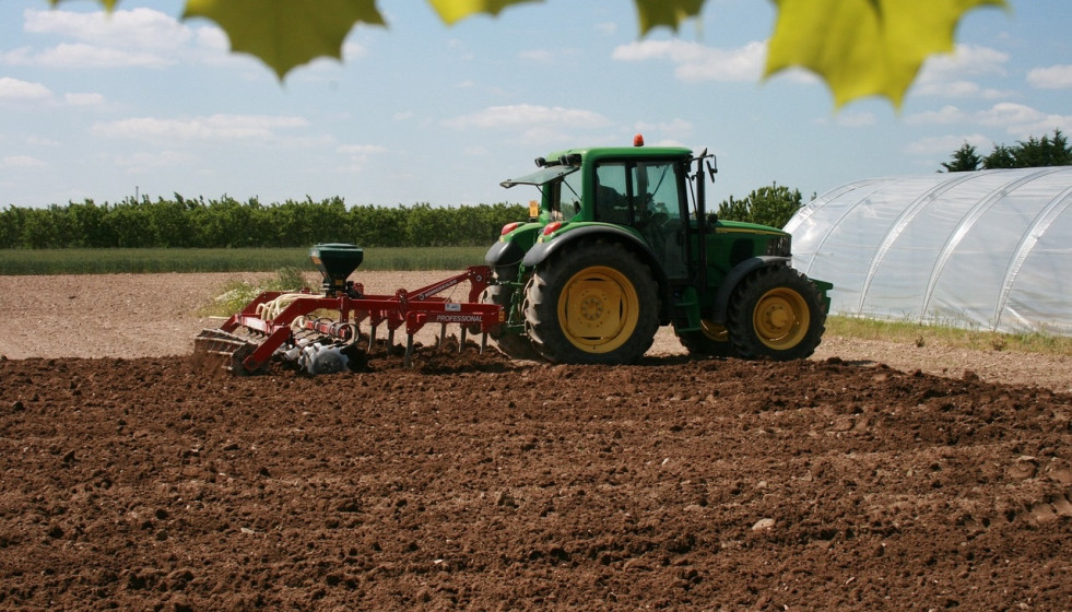 Archivo - Tractor en campo.