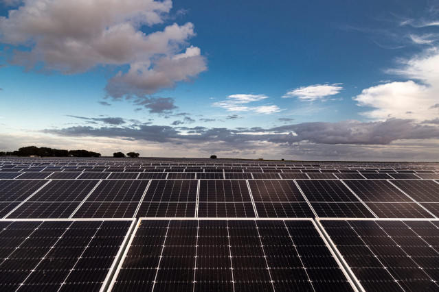 Archivo - Placas solares.
