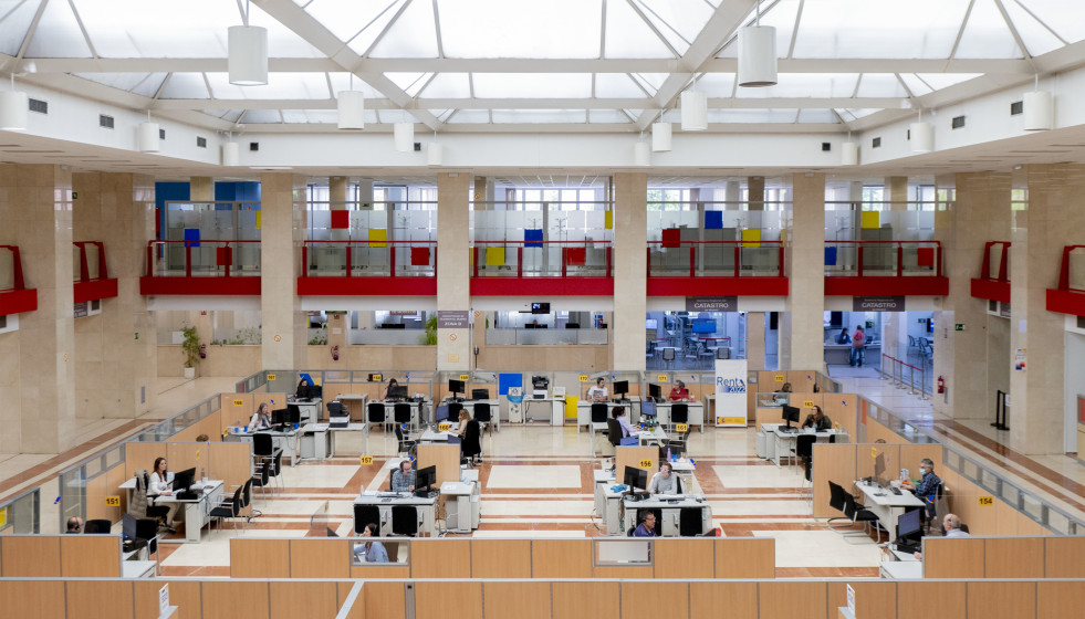 Archivo - Interior de las oficinas de la Administración de la Agencia Tributaria de Madrid-Guzmán el Bueno.