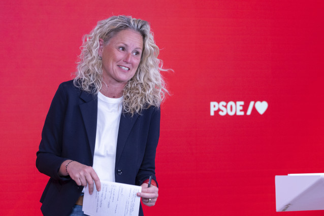 La portavoz del PSOE, Montse Mínguez, en una rueda de prensa en la sede del partido en Ferraz.