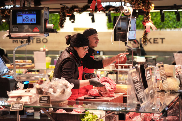 Archivo - Un puesto en un mercado de alimentación en Barcelona (Cataluña)