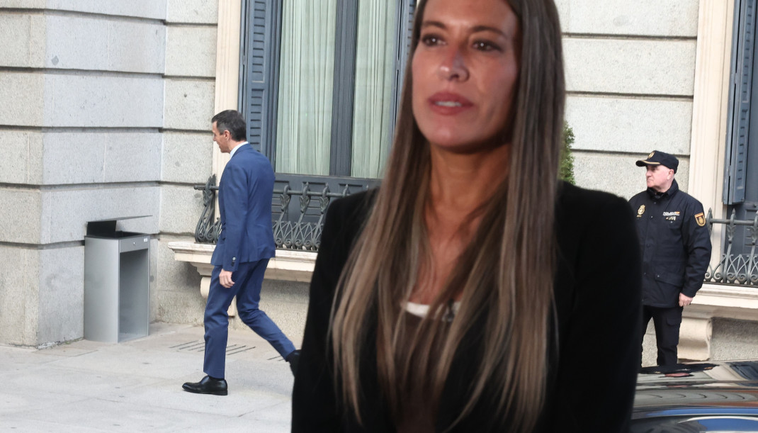 Archivo - La portavoz de Junts en el Congreso, Miriam Nogueras, habla con los medios mientras llega el presidente Pedro Sánchez a una sesión de control