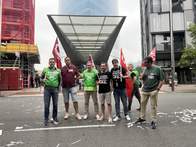 Representantes sindicales de UGT y CCOO frente a la sede de Iberdrola en Bilbao