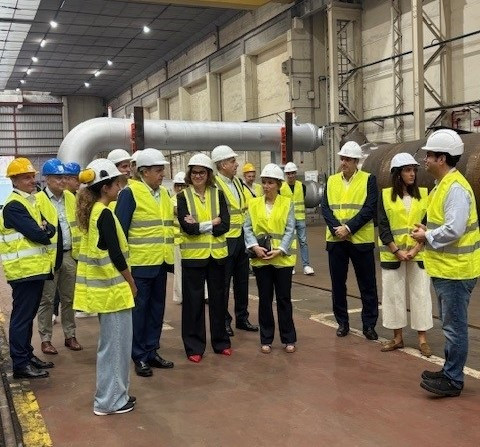 La diputada general de Bizkaia, Elixabete Etxanobe, durante la visita a las instalaciones de Lointek en Urduliz