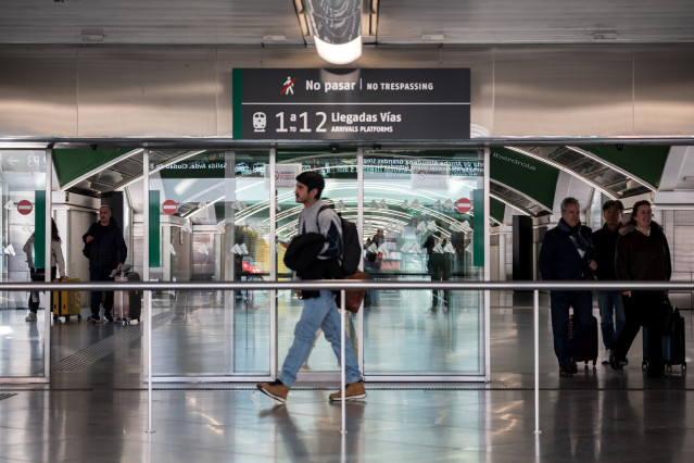 Archivo - Viajeros en la estación de Madrid-Puerta de Atocha-Almudena Grandes, a 17 de febrero de 2026, en Madrid (España).