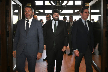 El presidente del Gobierno regional, Fernando López Miras, el presidente de CEOE, Antonio Garamendi, y el presidente de CROEM, Miguel López Abad, en la 48ª Asamblea General de CROEM