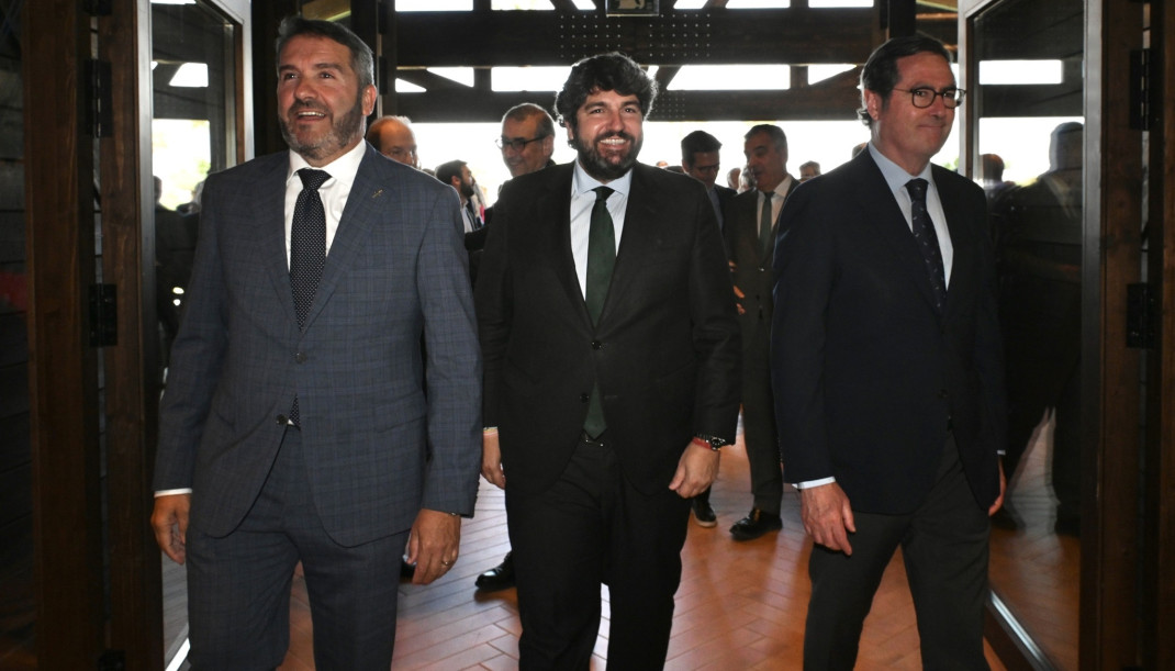 El presidente del Gobierno regional, Fernando López Miras, el presidente de CEOE, Antonio Garamendi, y el presidente de CROEM, Miguel López Abad, en la 48ª Asamblea General de CROEM