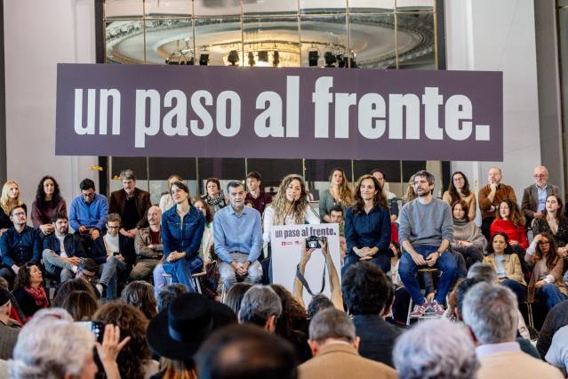 Archivo - La portavoz de Más Madrid en el Ayuntamiento de Madrid, Rita Maestre (i), la ministra de Sanidad, Mónica García (2d), el coordinador federal de IU, Antonio Maillo (2i), la coordinadora general de Sumar, Lara Hernández (c), y el ministro de Cultu