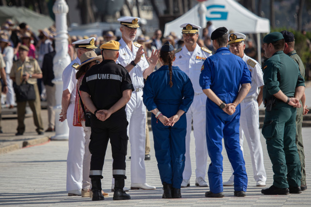 El Rey Felipe VI (c) durante la revista naval y la exhibición dinámica con motivo del Día de las Fuerzas Armadas, a 29 de mayo de 2026, en Vigo, Pontevedra, Galicia (España).