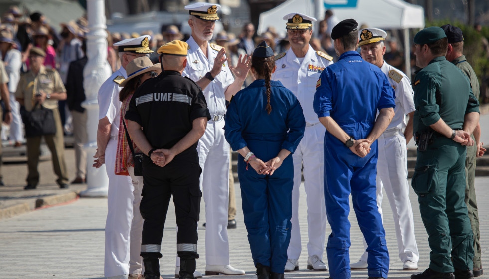 El Rey Felipe VI (c) durante la revista naval y la exhibición dinámica con motivo del Día de las Fuerzas Armadas, a 29 de mayo de 2026, en Vigo, Pontevedra, Galicia (España).