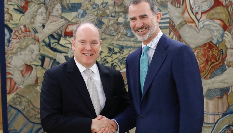 Archivo - (I-D) El  príncipe Alberto II de Mónaco y el  Rey Felipe VI, posan estrechándose la mano durante el encuentro en la Zarzuela.