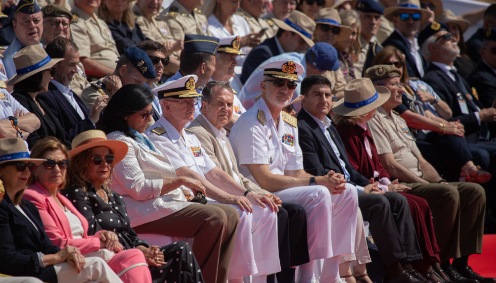 El Rey Felipe VI (c) durante la revista naval y la exhibición dinámica con motivo del Día de las Fuerzas Armadas, a 29 de mayo de 2026, en Vigo, Pontevedra, Galicia (España).