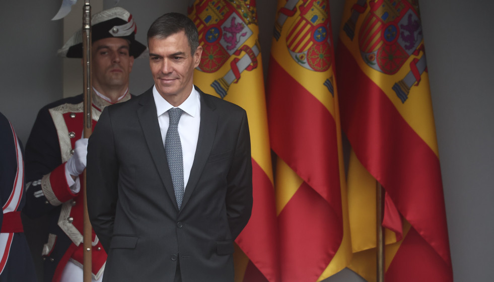Archivo - El presidente del Gobierno, Pedro Sánchez, durante el acto solemne de homenaje a la bandera nacional y desfile militar por el 12 de octubre, Día de la Hispanidad, en la Plaza de Cánovas d