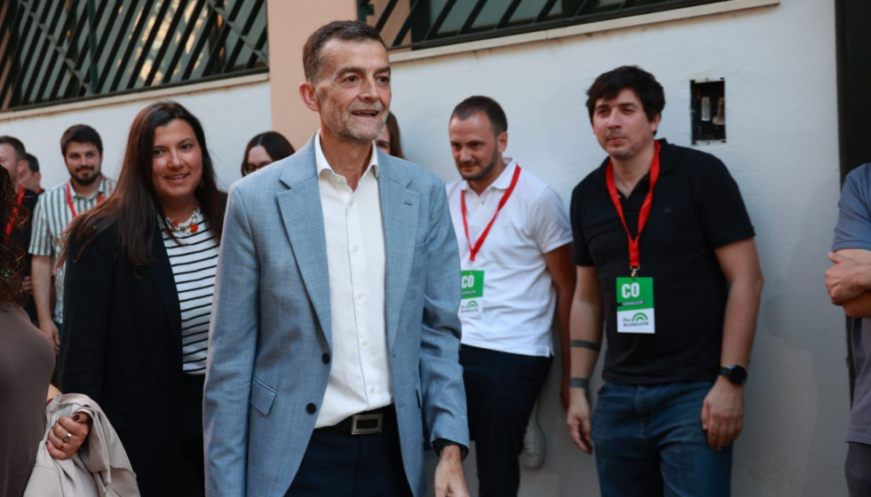 El candidato a la Presidencia de la Junta de Por Andalucía, Antonio Maíllo, a su llegada a la sede de IU en la noche electoral del 17 de mayo.