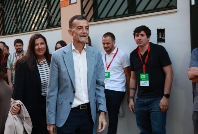 El candidato a la Presidencia de la Junta de Por Andalucía, Antonio Maíllo, a su llegada a la sede de IU en la noche electoral del 17 de mayo.