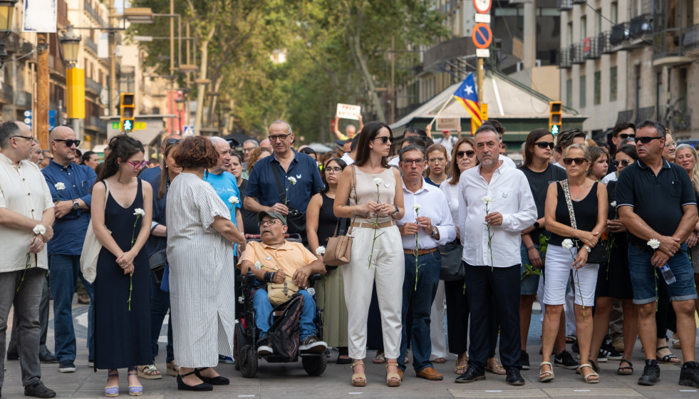 Archivo - Víctimas, familiares y políticos depositan claveles durante el homenaje a las víctimas del atentado del 17A en su 8º aniversario, en La Rambla, a 17 de agosto de 2025.