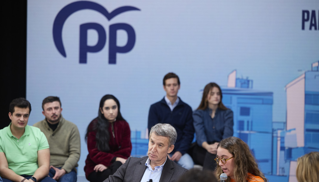 Archivo - El presidente del Partido Popular, Alberto Núñez Feijóo, durante una reunión con representantes de asociaciones juveniles.