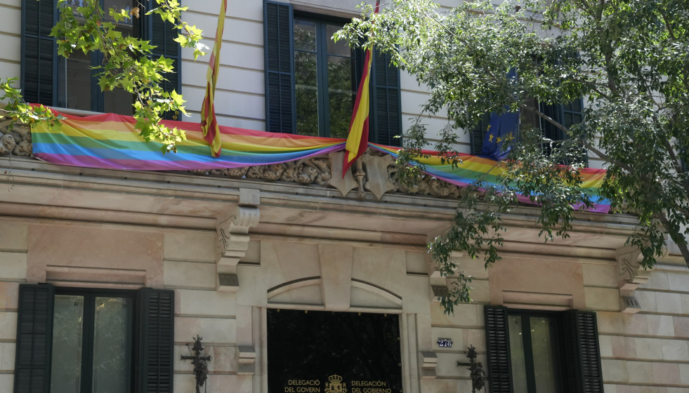 Archivo - La bandera LGTBIQ+ cuelga en el balcón de la Delegación del Gobierno en Catalunya, a 27 de junio de 2025, en Barcelona, Cataluña (España).