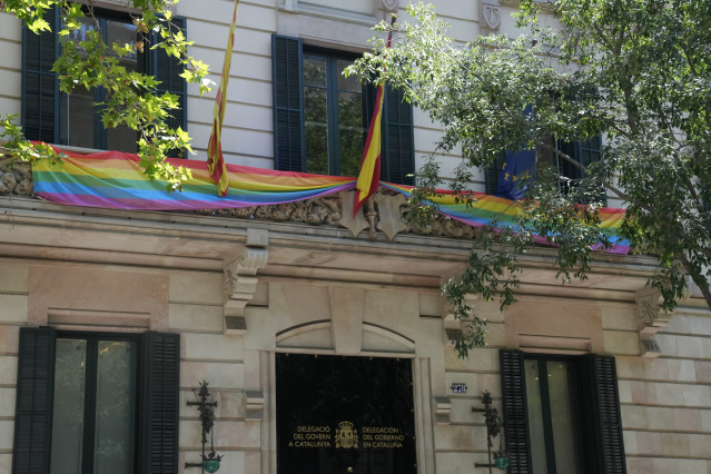 Archivo - La bandera LGTBIQ+ cuelga en el balcón de la Delegación del Gobierno en Catalunya, a 27 de junio de 2025, en Barcelona, Cataluña (España).