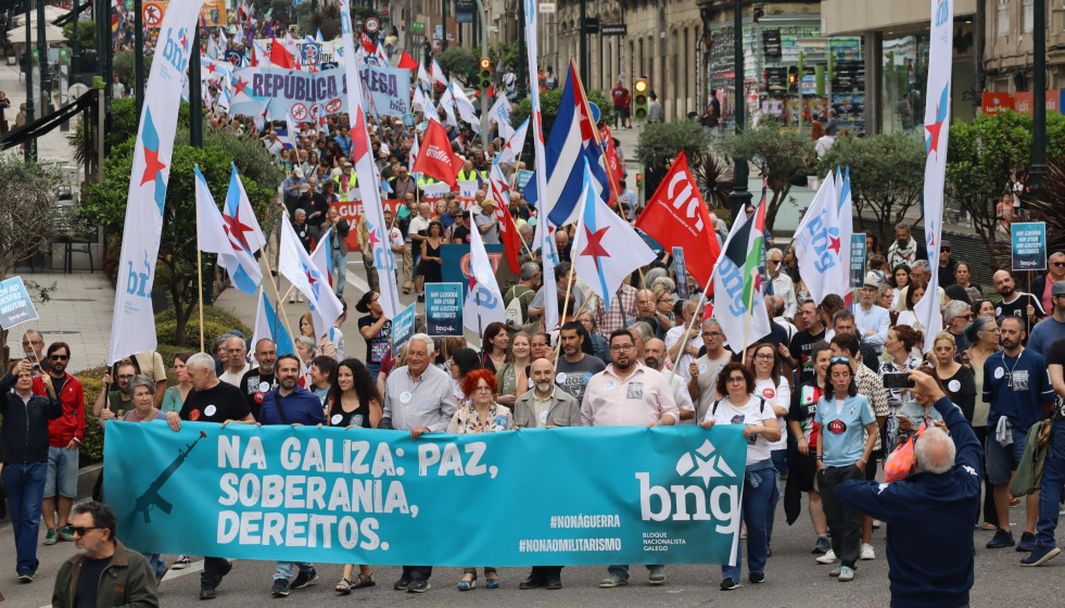 El BNG participa en la manifestación en rechazo al desfile por el Día de las Fuerzas Armadas, celebrada en Vigo a la misma hora, a 30 de mayo de 2026.