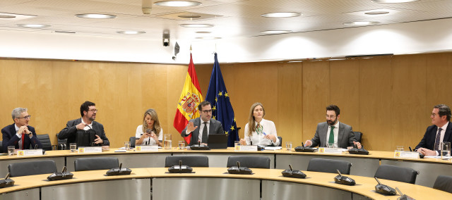 (i-d) El vicepresidente primero y ministro de Economía, Carlos Cuerpo, la vicepresidenta segunda y ministra de Trabajo, Yolanda Díaz, y la vicepresidenta tercera y ministra para la Transición Ecológica y Reto Demográfico, Sara Aagesen, durante una reunión