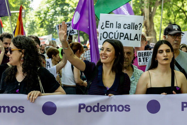 La secretaria política de Podemos y eurodiputada, Irene Montero (c), durante una manifestación en defensa del derecho al acceso a la vivienda, a 24 de mayo de 2026, Madrid (España). La movilización, convocada por el Sindicato de Inquilinas e Inquilinos de