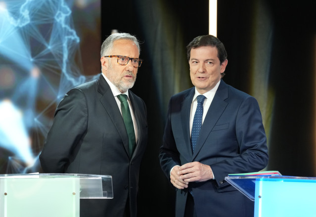 Archivo - El candidato de VOX a la Presidencia de la Junta de Castilla y León, Carlos Pollán (i) y el candidato del PP a la Presidencia de la Junta de Castilla y León, Alfonso Fernández Mañueco (d), durante el segundo debate para las elecciones autonómica
