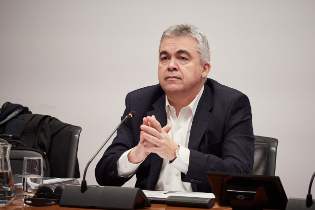Archivo - El exsecretario de organización del PSOE Santos Cerdán comparece en la Comisión de Investigación sobre adjudicaciones públicas del Parlamento de Navarra, a 11 de febrero de 2026, en Pamplona, Navarra (España).