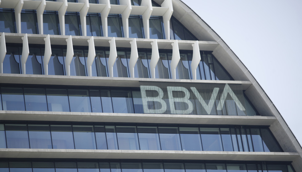 Archivo - Logo de BBVA en 'La Vela', sede el banco en Madrid.