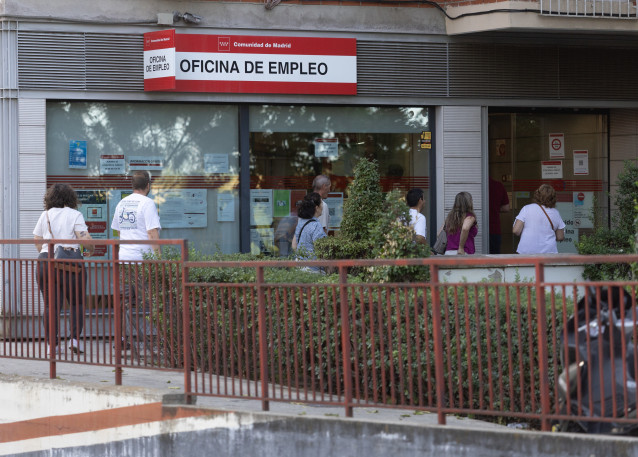 Archivo - Varias personas hacen cola en una oficina del SEPE, a 4 de agosto de 2025, en Madrid (España). El paro registrado en las oficinas de los servicios públicos de empleo bajó en 1.357 personas en julio en relación con el mes anterior (-0,06%) hasta