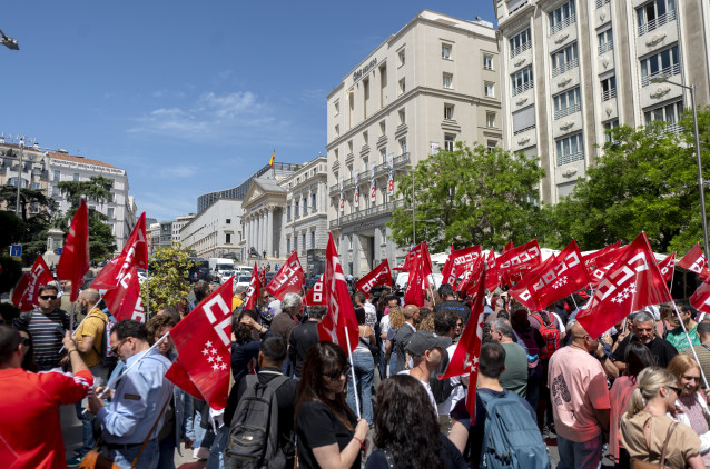 Archivo - Banderas de CCOO en una protesta del sindicato el pasado mes de abril