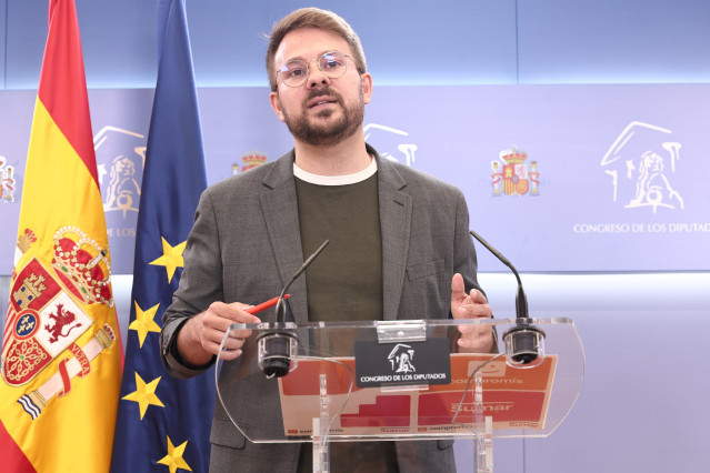 El diputado de Compromís Alberto Ibáñez durante una rueda de prensa en el Congreso de los Diputados, a 26 de mayo de 2026, en Madrid (España).